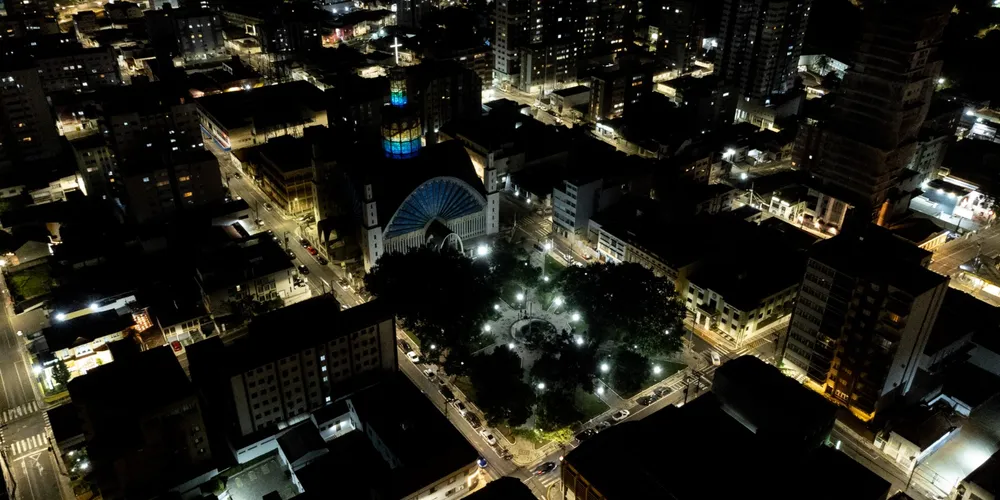 Iluminação LED em praça de Ponta Grossa