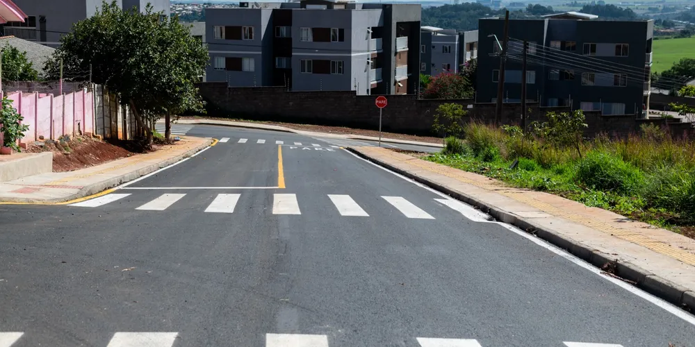 Os trabalhos incluíram asfaltamento, drenagem, construção de calçadas, urbanização e sinalização em ruas da comunidade