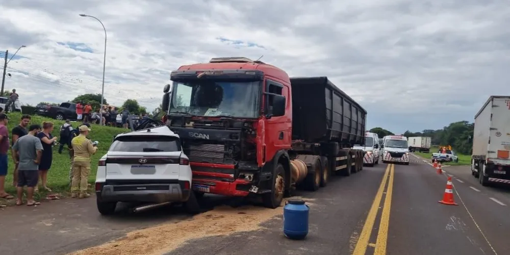 O motorista do caminhão também ficou ferido e foi levado a uma unidade hospitalar