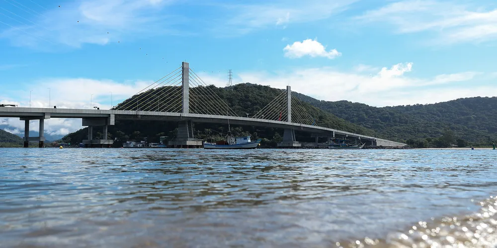 Estrtuturas sendo montada para a inauguracao nesta sexta-feira (1) da Ponte de Guaratuba