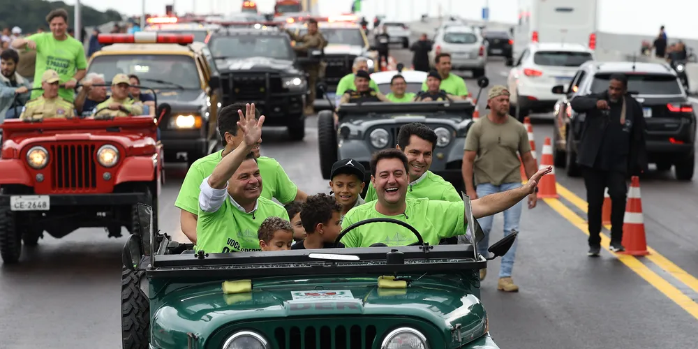 O governador Carlos Massa Ratinho Junior libera o trafego dos veiculos  neste sabado(2),  na Ponte de Guaratuba
