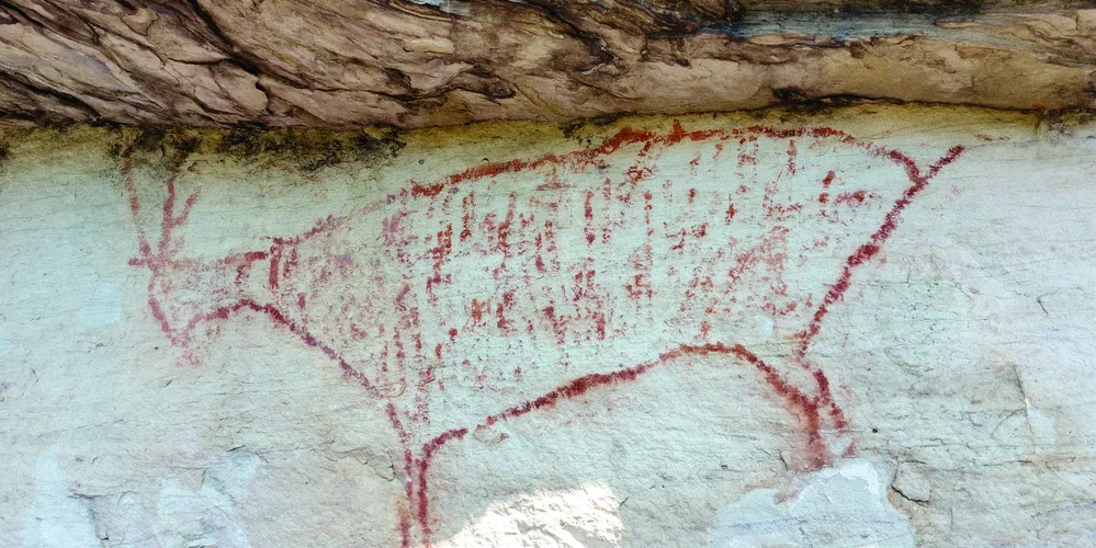 A publicação documenta a riqueza das pinturas rupestres preservadas em abrigos naturais do município