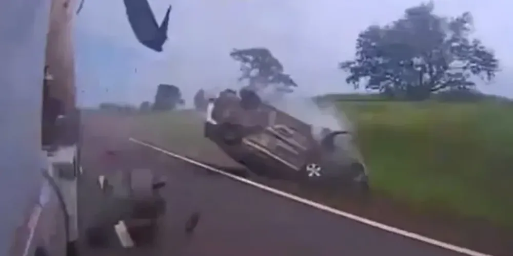 A câmera também mostra o momento em que o caminhoneiro desembarca e caminha até a traseira do veículo