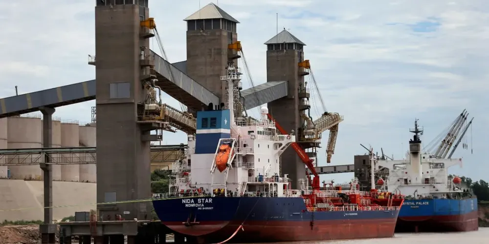 Grãos são carregados em navios para exportação em um porto do rio Paraná perto de Rosário, Argentina