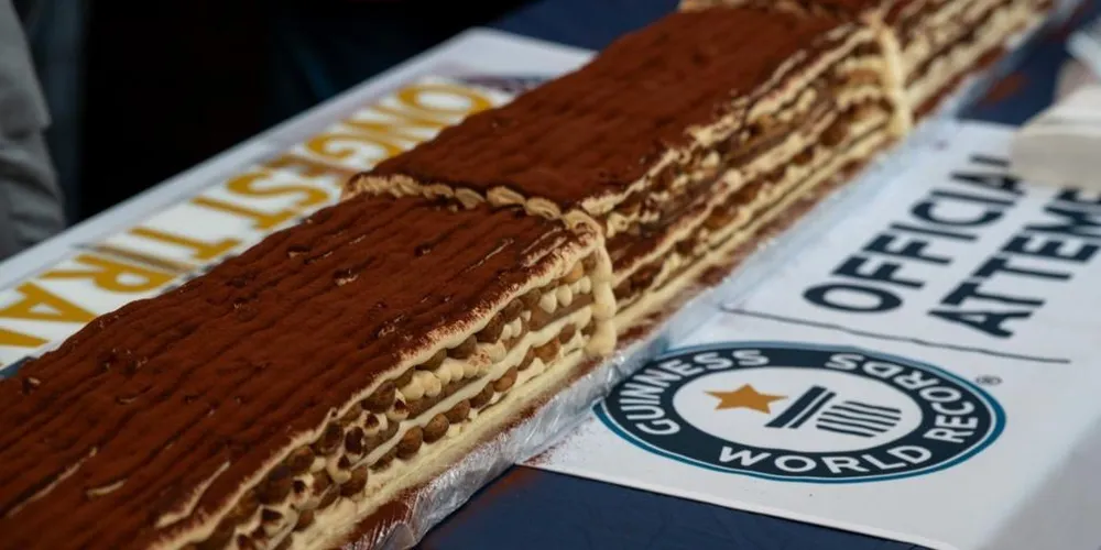 Um total de 19.000 ovos, 400 quilos de açúcar e 128.000 biscoitos foram usados ​​na confecção da sobremesa