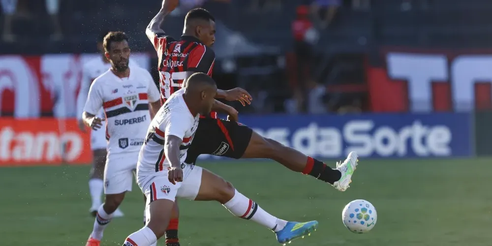 Lance da partida entre São Paulo e Vitória, pela 11ª rodada do Brasileirão