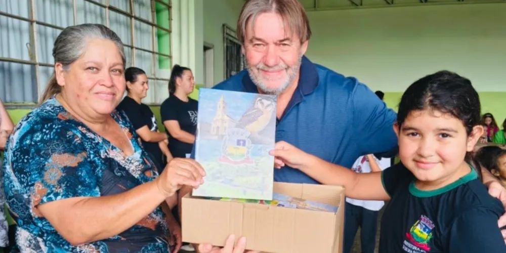 O prefeito Ivanor Müller acompanhou a entrega dos kits