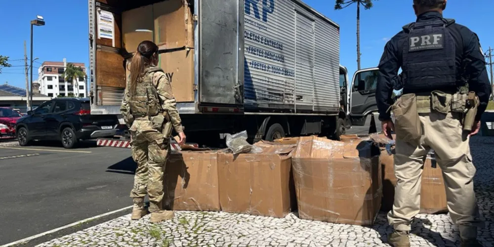 O motorista disse aos policiais que a droga seria entregue em Curitiba (PR) e que a carga saiu de Foz do Iguaçu (PR)