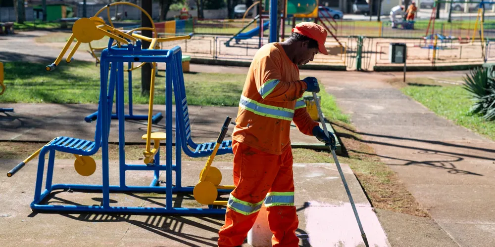 Os trabalhos fazem parte de um cronograma contínuo de revitalização de parques, praças e espaços públicos em diversas regiões do município