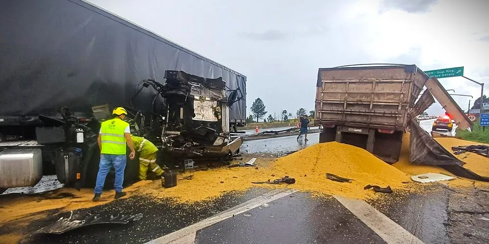 Rodovia no sentido Curitiba ficou interditada após o acidente