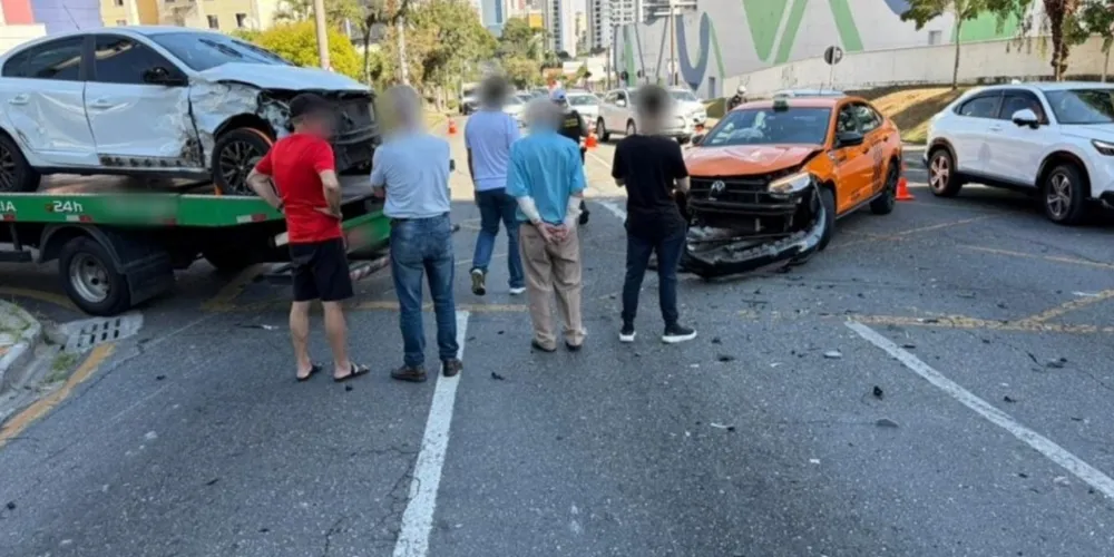 Família ferida em batida envolvendo três veículos teve ferimentos leves