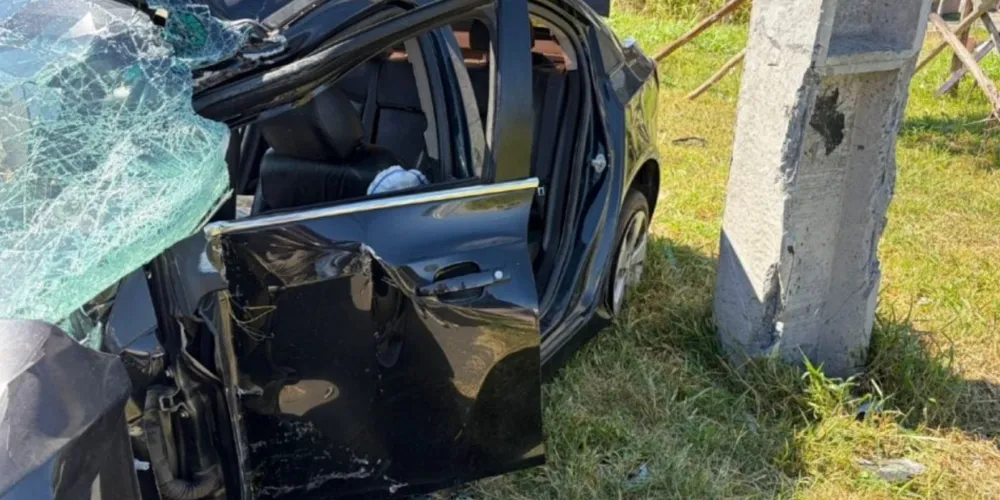 Carro ‘abraçou’ o poste após motorista perder o controle da direção