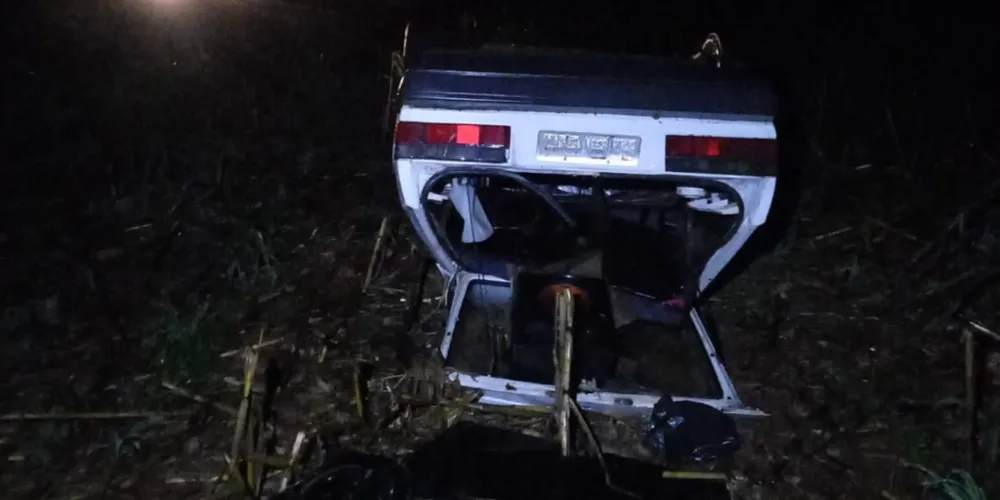 Volkswagen Gol, com placas de Inácio Martins (PR), capotou na PR-522, em Imbituva