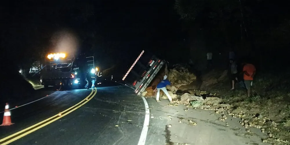 Parte da carga transportada pelo caminhão caiu sobre a via