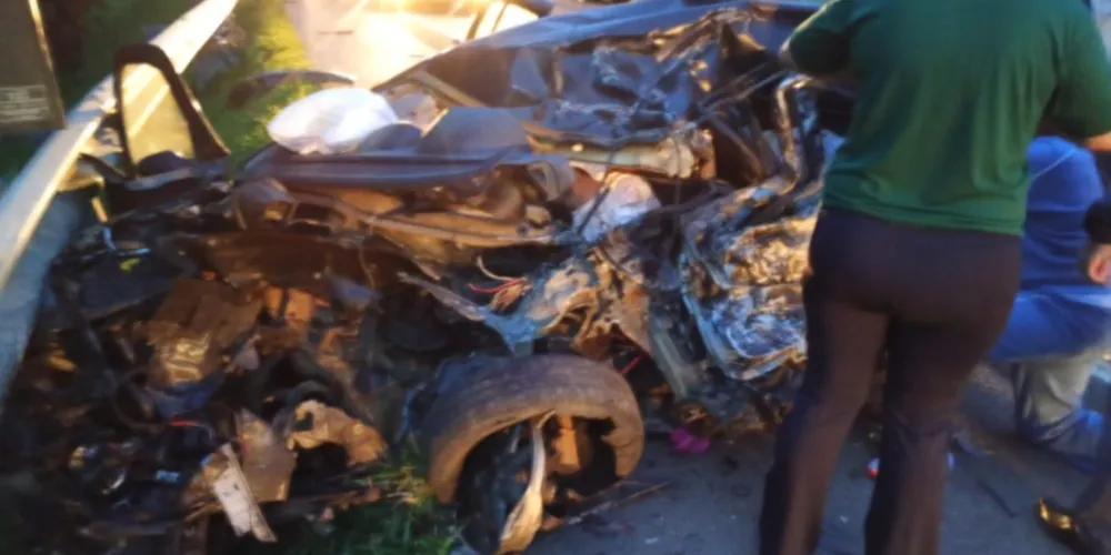 As vítimas, um homem, uma mulher e uma criança, estavam no carro de passeio e morreram ainda no local