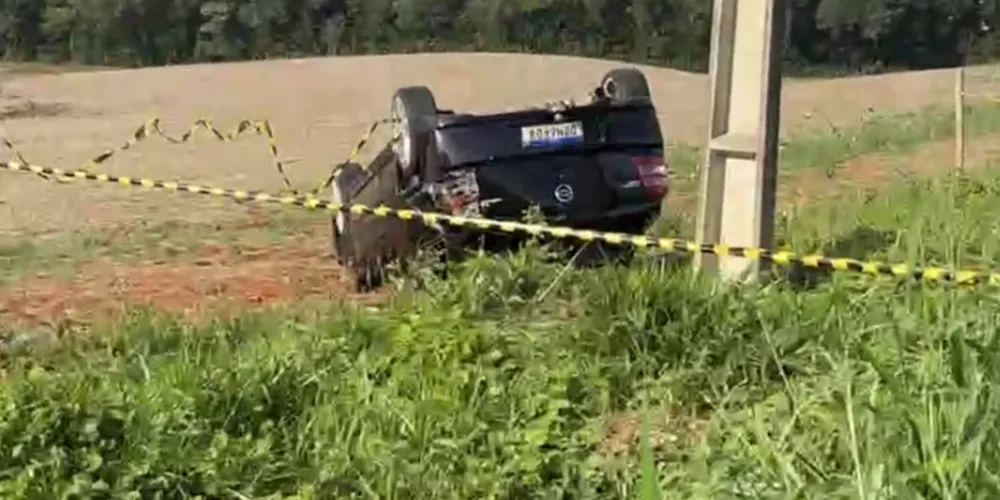 Veículo isolado após capotamento