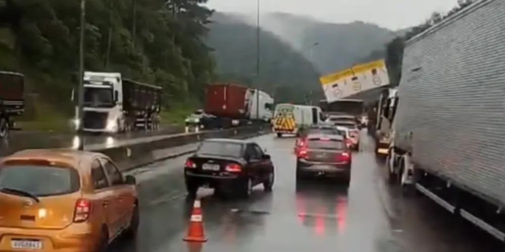 Acidente ocorreu na manhã deste domingo (22), na BR-376, em Guaratuba