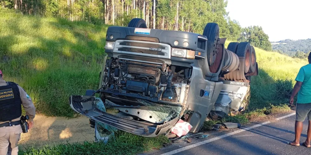 Caminhão tombou as margens da rodovia
