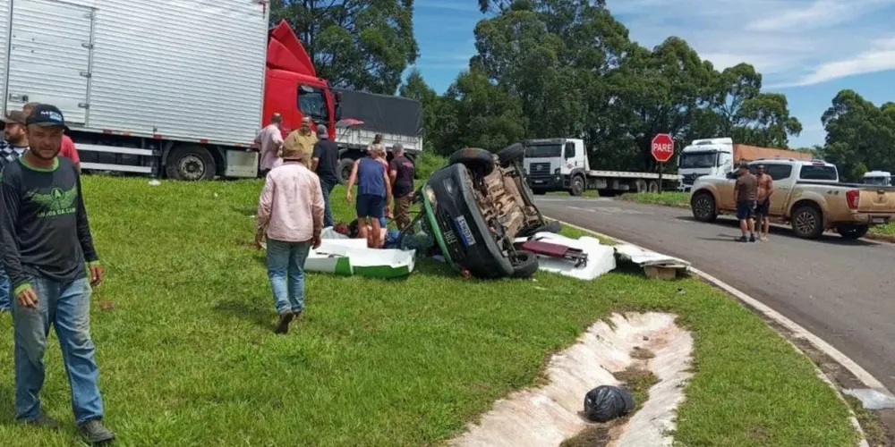 Colisão deixa veículo tombado.