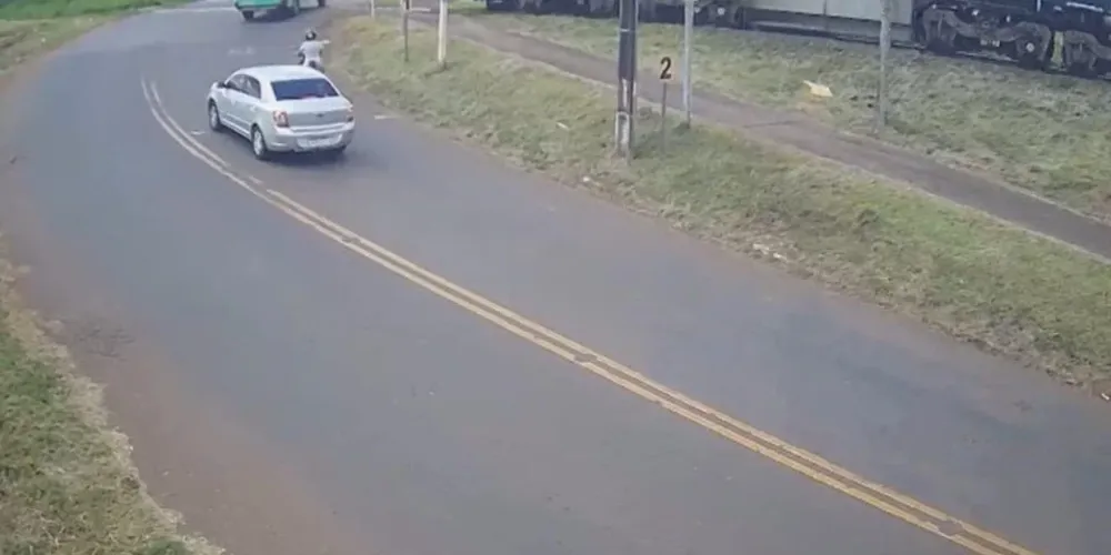 A ambulância, que teria sido arrastada por aproximadamente 500 metros, seria do município de São Pedro do Ivaí