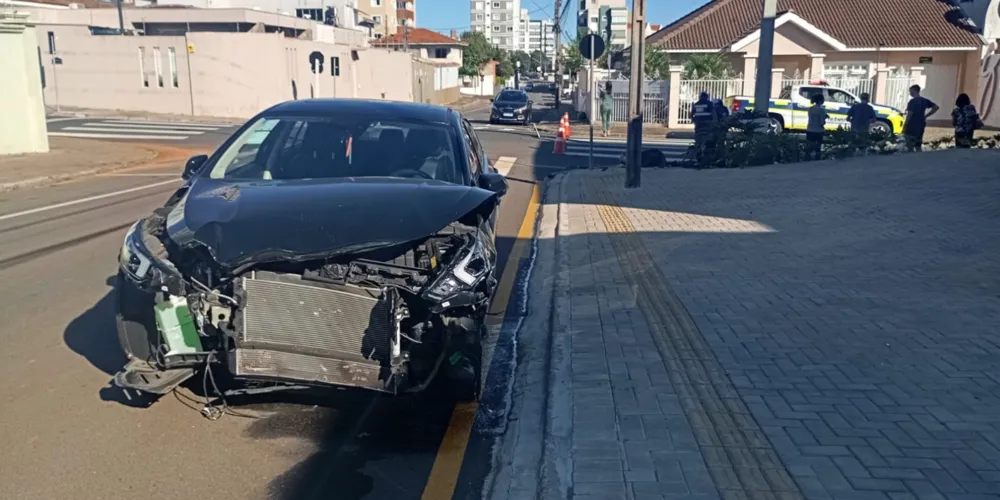 O acidente complexo envolvendo três veículos deixou uma vítima ferida na Vila Estrela, em Ponta Grossa, na tarde deste sábado (18)