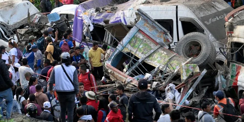 Local da explosão após um ataque a bomba em El Tunel, na estrada Popayán-Cali, em Cajibio, departamento de Cauca, em 25 de abril de 2026