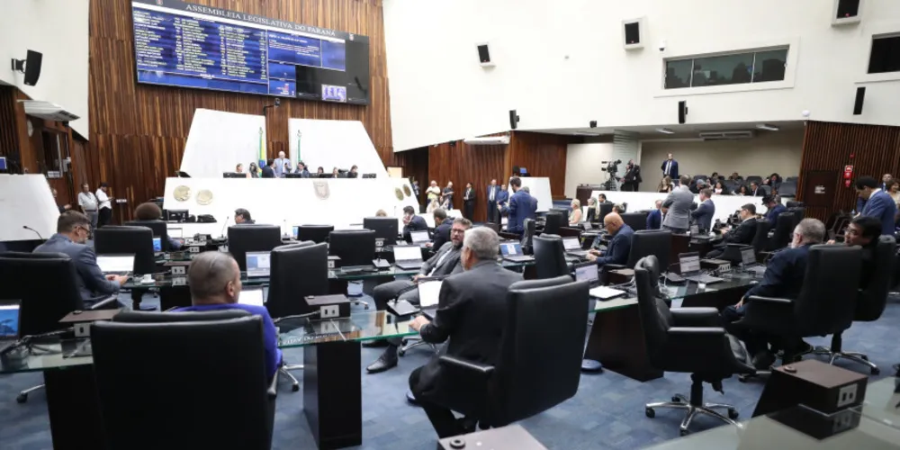 Na sessão dessa segunda-feira (16), a ordem do dia contou com 12 itens