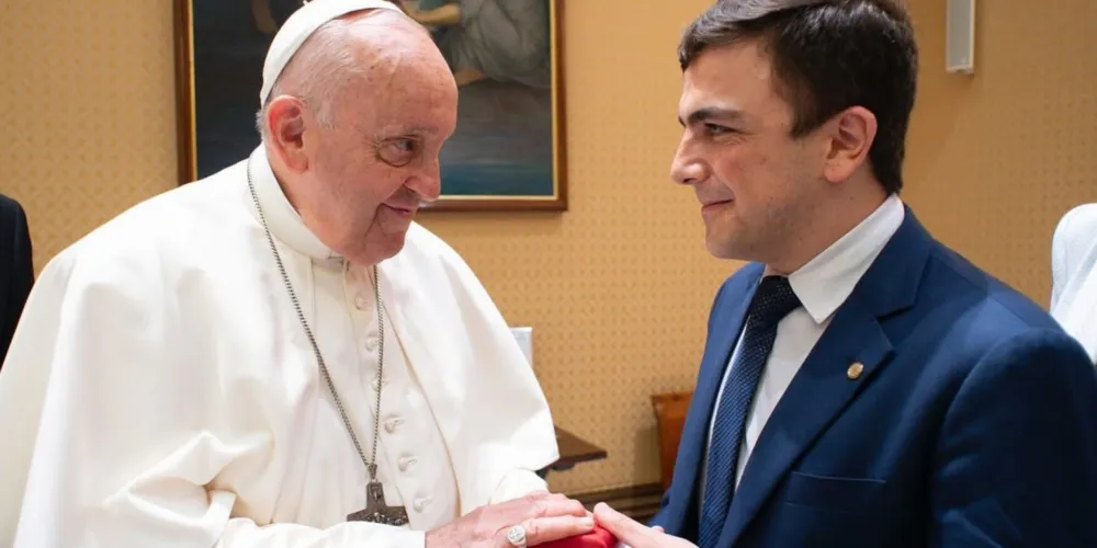 O deputado federal Aliel Machado (PV) durante encontro com o Papa Francisco, no Vaticano