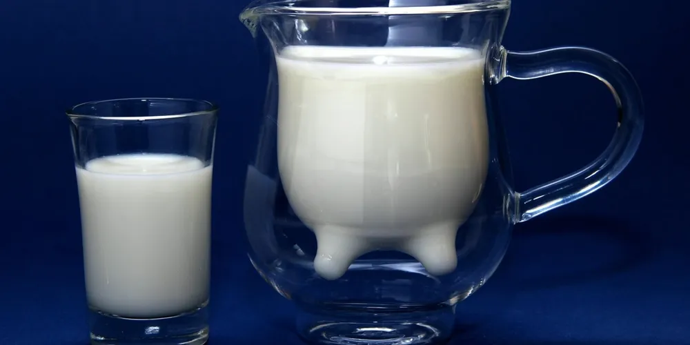 Desestímulo ao investimento no campo reduziu a oferta de leite no início de 2026, impulsionando os preços ao consumidor