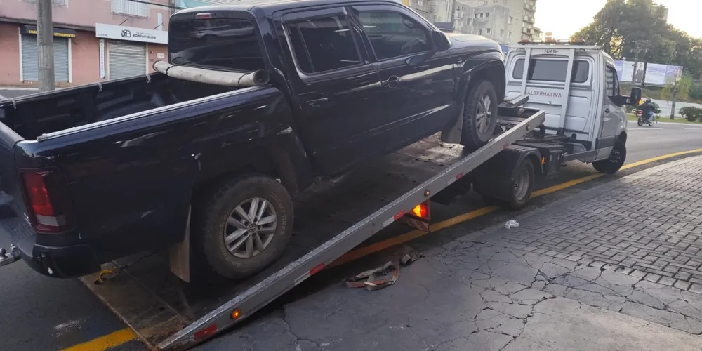 Veículo apresentava débitos e foi recolhido ao pátio