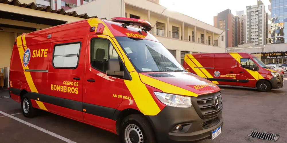 Após ser contido, o homem foi fixado em uma maca e entregue aos cuidados da equipe médica do Samu