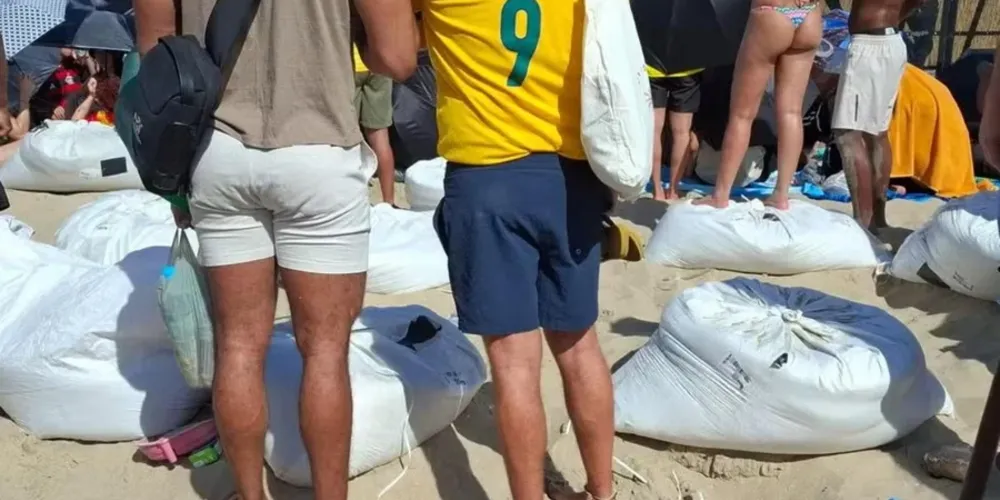 E para escapar das grades e tapumes que separam o público geral da área VIP, vendedores ambulantes oferecem uma espécie de “camarote” improvisado