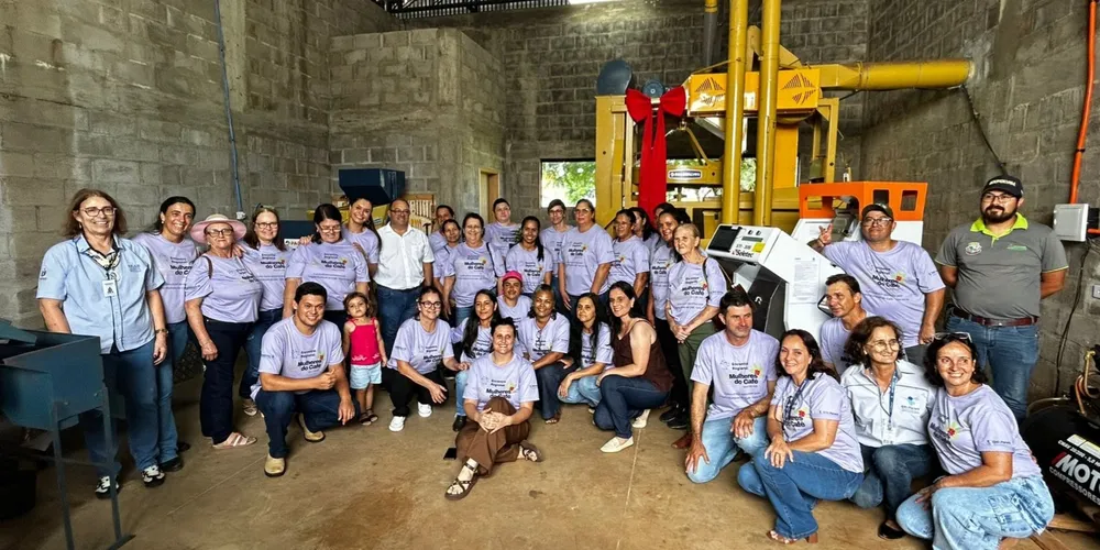 Novos equipamentos instalados em Lidianópolis permitem processos de classificação, torra e moagem, reduzindo o tempo de trabalho manual das cafeicultoras