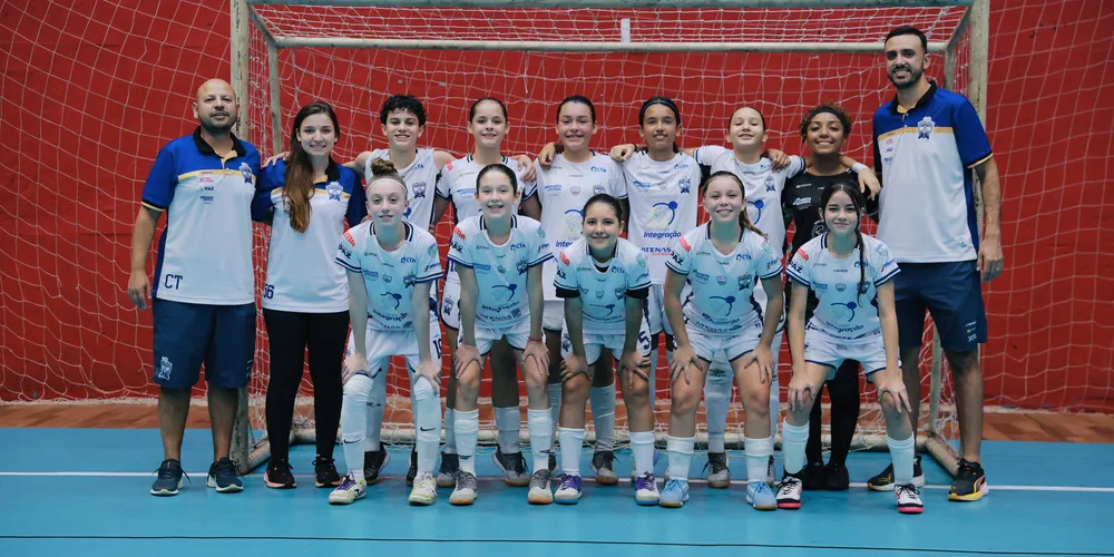 A equipe do feminino sub-13 da ACGF Ponta Grosas/Grupo Gerencial