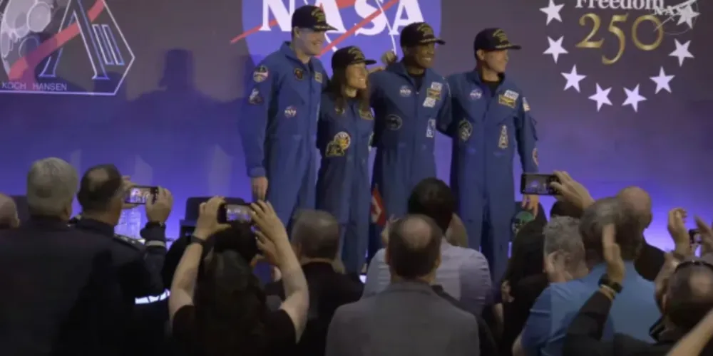 (Da esquerda) Os astronautas da Artemis II Jeremy Hansen, Christina Koch, Victor Glover e Reid Wiseman são vistos no palco sábado no Ellington Field, no Johnson Space Center em Houston.