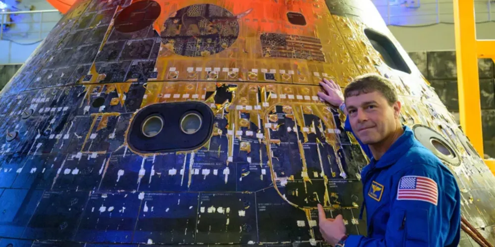 As fotos revelam marcas e desgastes no escudo, resultado do intenso calor e atrito com a atmosfera