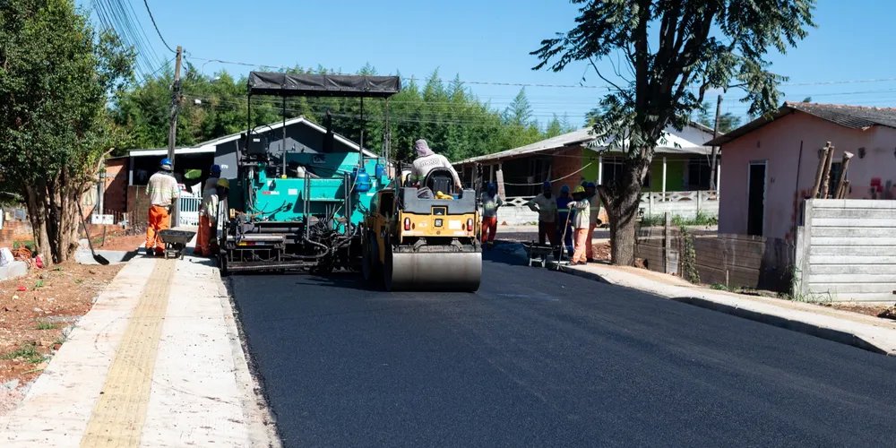 Com investimento de R$ 2,6 milhões, a Prefeitura de Ponta Grossa está pavimentando oito ruas do bairro