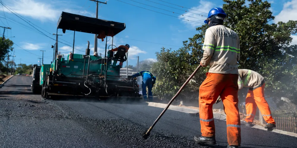Obras de asfalto na Vila Santana, em Ponta Grossa
