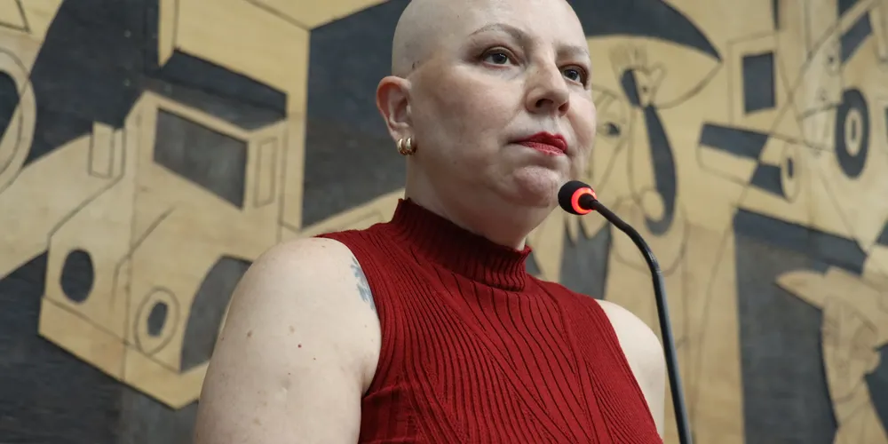 Mariane Schila, co-fundadora da Associação Fernix, na Tribuna Livre da Câmara Municipal de Ponta Grossa (CMPG)