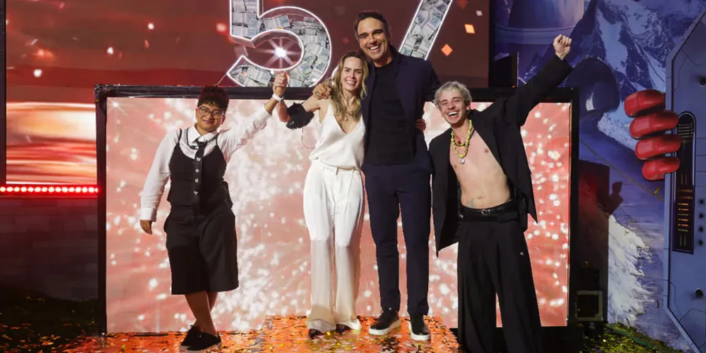 Milena, Ana Paula Renault, Tadeu Schmidt e Juliano Floss no pódio da Final do BBB 26