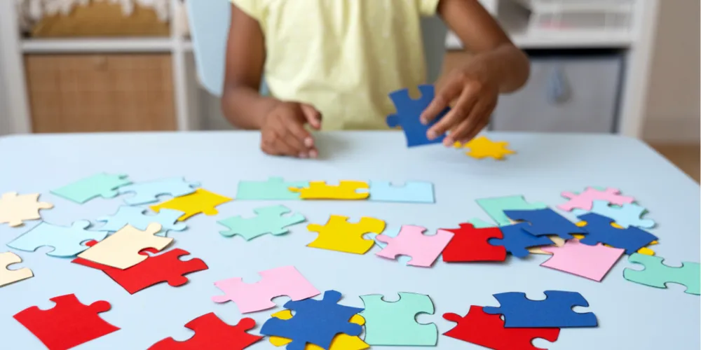 Segundo a especialista, quanto antes a criança for inserida em ambientes sociais e terapêuticos, maiores são as chances de desenvolvimento das habilidades