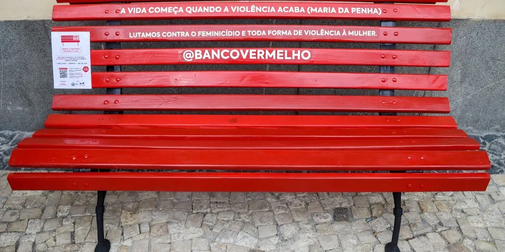 O movimento do 'Banco Vermelho' já é presente em diversos países e municípios do Brasil
