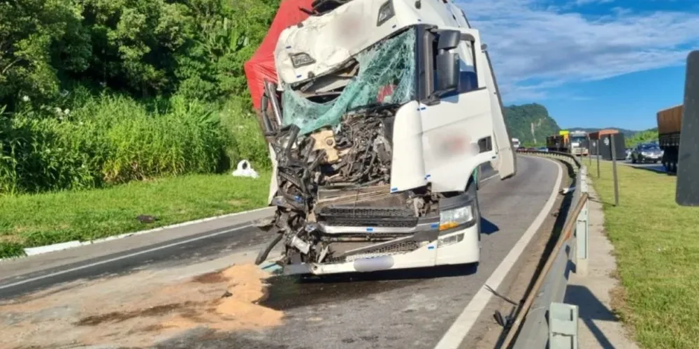 Acidente foi do tipo colisão traseira e aconteceu no km 40 da rodovia, no sentido Paranaguá