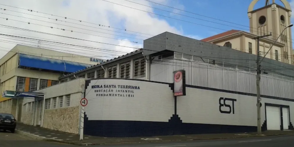 A escola fica localizada no bairro Oficinas