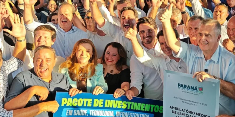 A entrega do Ambulatório Médico de Especialidades (AME) de Irati foi realizada com representantes políticos do Paraná