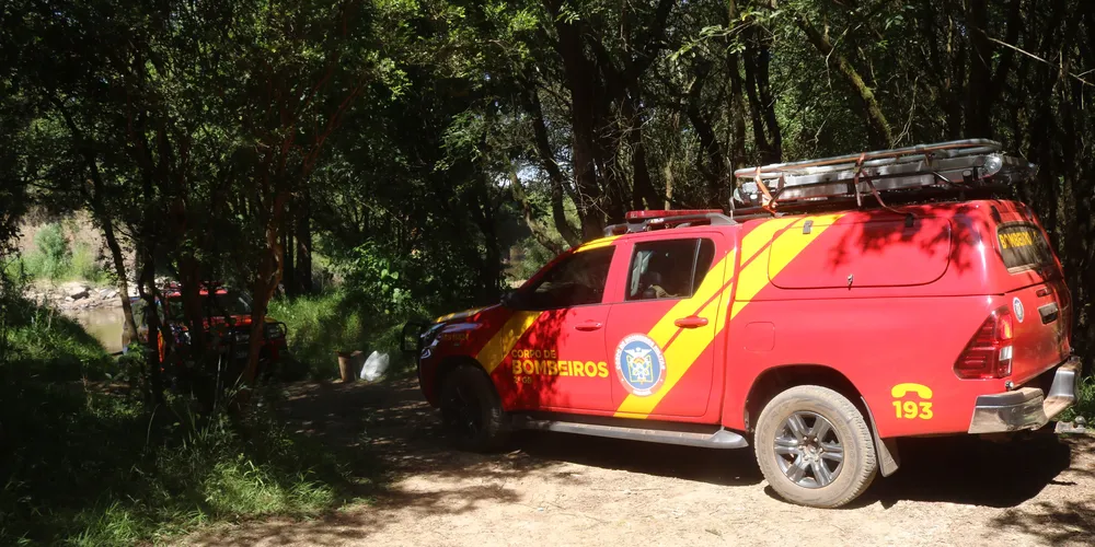 O Corpo de Bombeiros foi acionado e enviou equipes até a região para iniciar as buscas