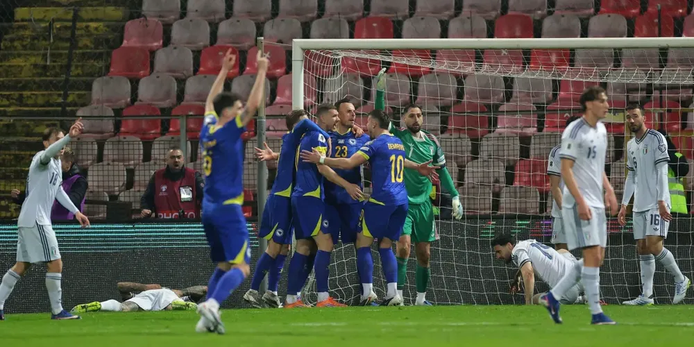 Jogadores da Bósnia comemoram o gol de Tabakovic, o de empate contra a Itália na repescagem da Copa do Mundo