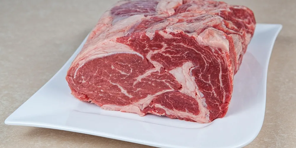 Brasil intensifica exportações de proteína animal e utiliza rotas terrestres alternativas para superar bloqueios logísticos causados pela guerra no Oriente Médio