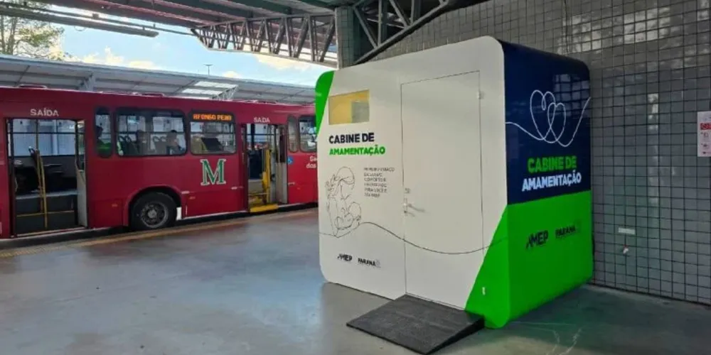 Cabine conta com ventilação adequada, superfícies de fácil higienização e mobiliário de apoio