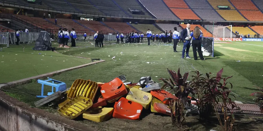 Cadeiras destruídas que foram arremessadas no gramado do estádio Atanásio Girardot durante Independiente Medellín x Flamengo
